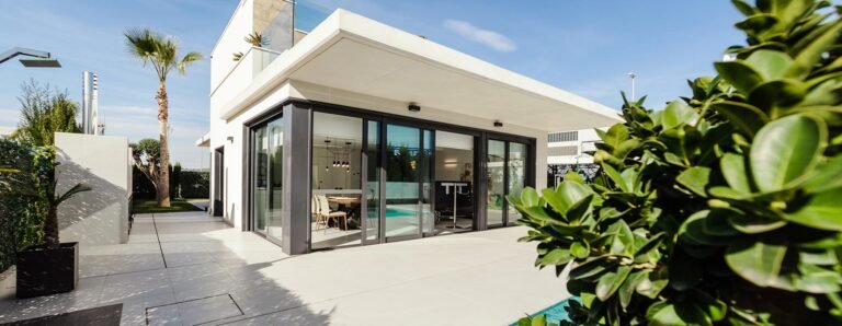 Builder Floor vs Apartment – Which is Better in Noida?